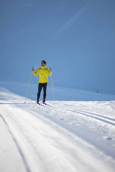 Esqui Cross Country Jovem Esquiando Cross Country Dia Inverno — Fotografia de Stock