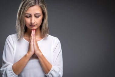 Kadın - kadın onun Tanrı'ya dua dua 