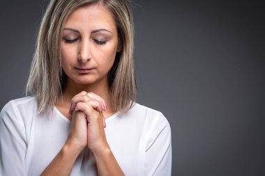 Kadın - kadın onun Tanrı'ya dua dua 
