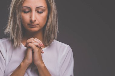 Kadın - kadın onun Tanrı'ya dua dua 