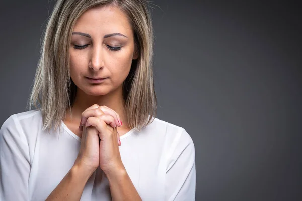 Mujer rezando - mujer orando a su Dios — Foto de Stock
