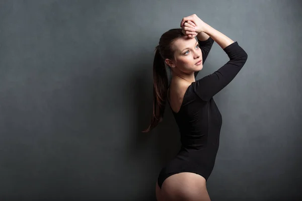 Hermosa mujer joven frente a un fondo gris —  Fotos de Stock