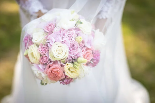 Beauty woman and bouquet. — Stock Photo, Image