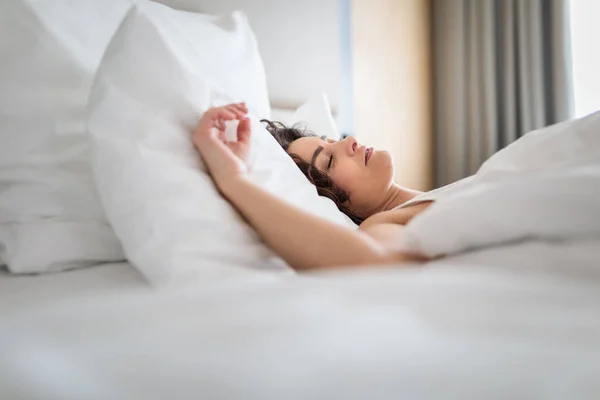 아름다운 젊은 여자가 침대에서 자고 있다 — 스톡 사진