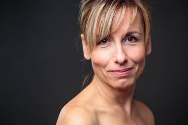 gülümseyen bir orta yaşlı beyaz kadın portresi 