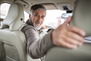 Modern arabasını ters gidiyor, üst düzey sürücü,