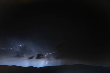 Litghtning ve gök gürültüsü ile dağlarda şiddetli fırtına