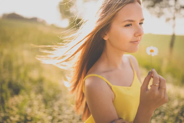 Porträt einer jungen Frau an einem sonnigen Tag im Freien — Stockfoto