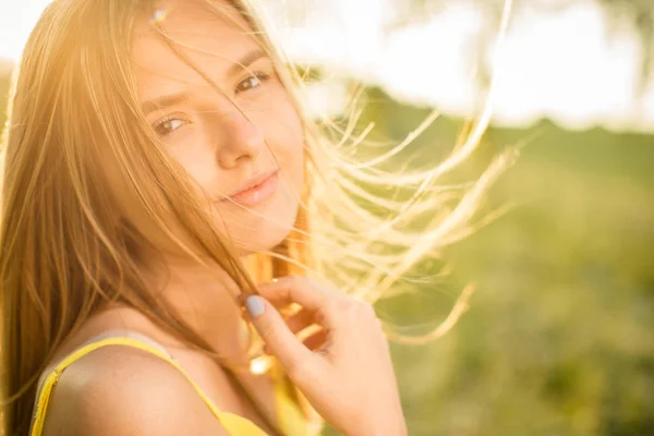 Portret van de jonge vrouw buiten op een zonnige dag — Stockfoto