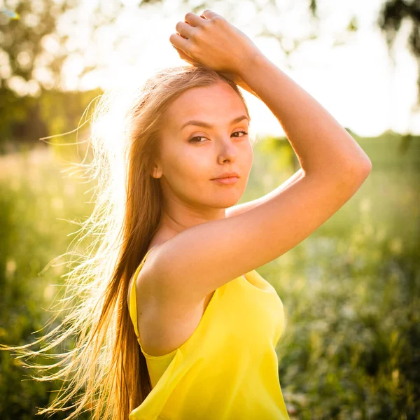 Портрет молодой женщины на открытом воздухе в солнечный день — стоковое фото