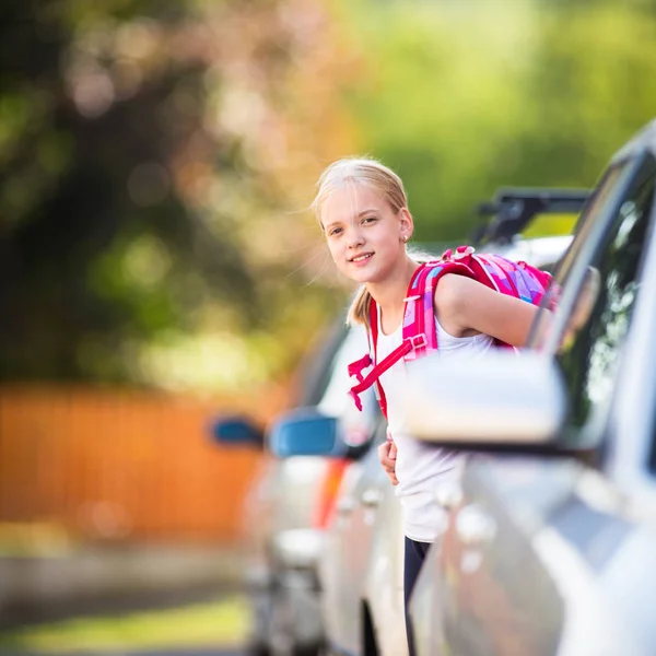 Carina bambina che torna a casa da scuola, guardando bene prima di cro — Foto Stock