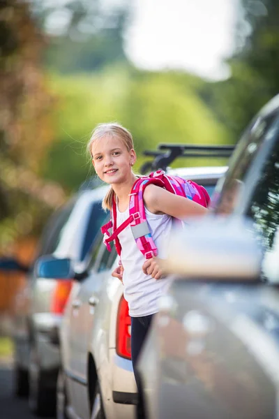 Söt liten flicka gå hem från skolan — Stockfoto