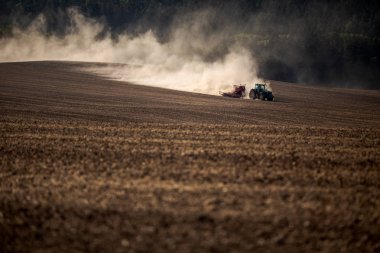 Kuru çiftlik tarlayı traktör 
