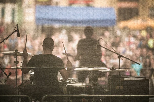 Banda tocando en vivo en un escenario, frente a una gran multitud — Foto de Stock