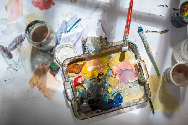 Artista pinta quadro de óleo com pincel na paleta de mão close-up — Fotografia de Stock