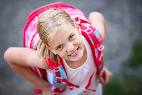 Carino bambina andando a casa da scuola — Foto Stock