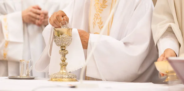 Le mani del sacerdote durante una cerimonia nuziale / messa nuziale — Foto Stock