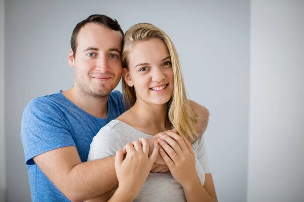 Brother and sister posing for a photo together — Stock Photo, Image