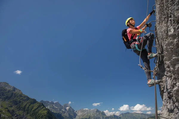 Mooie, vrouwelijke klimmer op een via ferrata — Stockfoto