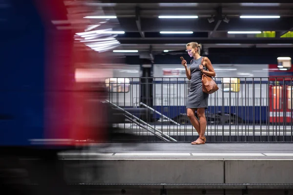 Bonita, jovem viajante esperando por seu trem diário — Fotografia de Stock