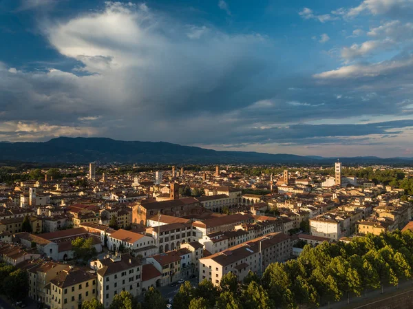 A légi felvétel a Lucca, Toszkána, Olaszország — Stock Fotó