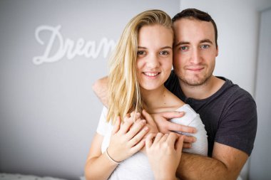 Kardeş ve kardeş bir fotoğraf için poz birlikte