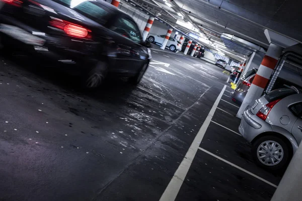 Podziemny parking w garażu — Zdjęcie stockowe