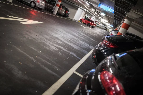 Estacionamento subterrâneo / garagem — Fotografia de Stock