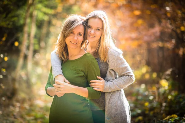 Mãe e filha na floresta de outono beautifiul — Fotografia de Stock