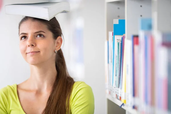 Linda mujer universitaria / estudiante de secundaria con libros en la biblioteca — Foto de Stock