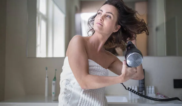 Frau nimmt eine lange heiße Dusche und wäscht sich die Haare — Stockfoto