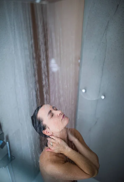 Mujer tomando una larga ducha caliente lavándose el pelo — Foto de Stock