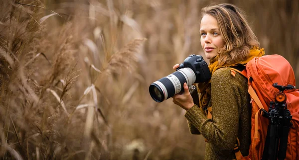 Pretty, kvinnlig fotograf tar bilder utomhus — Stockfoto