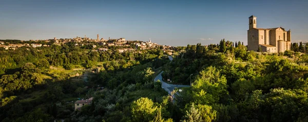 Spectaculaire luchtfoto van de oude stad van Volterra in Toscane, — Stockfoto