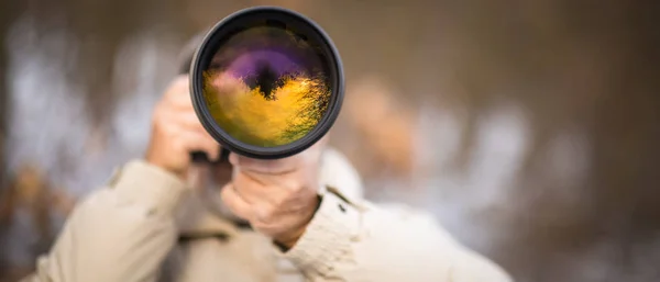 Senior man devoting time to his favorite hobby - photography — Stock Photo, Image