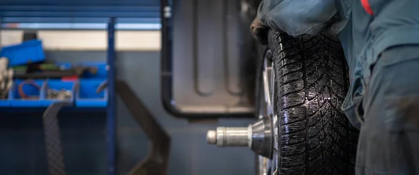Mechanic wijzigen van een wiel van een moderne auto — Stockfoto