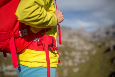 Yüksek dağlarda yürüyüş güzel, genç kadın uzun yürüyüşe çıkan kimse