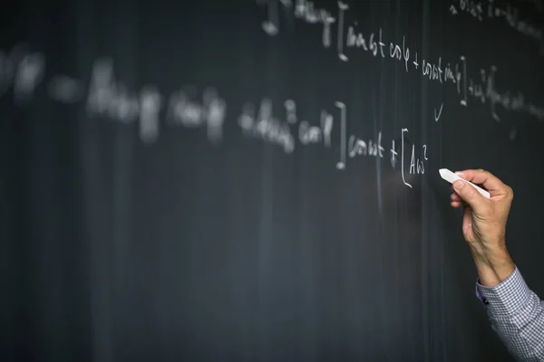 数学老师在数学课上靠黑板 - 细节 — 图库照片