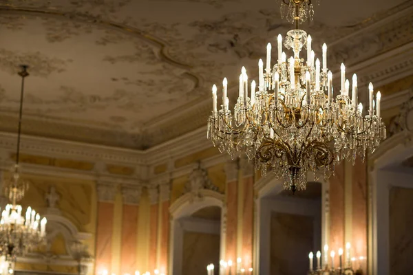 Chrystal chandelier in a splendid baroque room — Stock Photo, Image