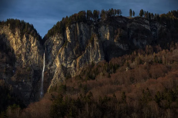 Υψηλός καταρράκτης σε αλπικό τοπίο στην Ελβετία — Φωτογραφία Αρχείου