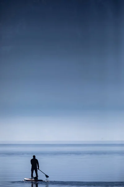 Чоловік на підвісній дошці на озері — стокове фото