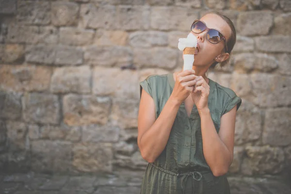 Mulher comendo sorvete — Fotografia de Stock