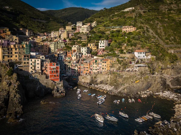Riomaggiore de Cinque Terre, Italia - Pueblo pesquero tradicional — Foto de Stock
