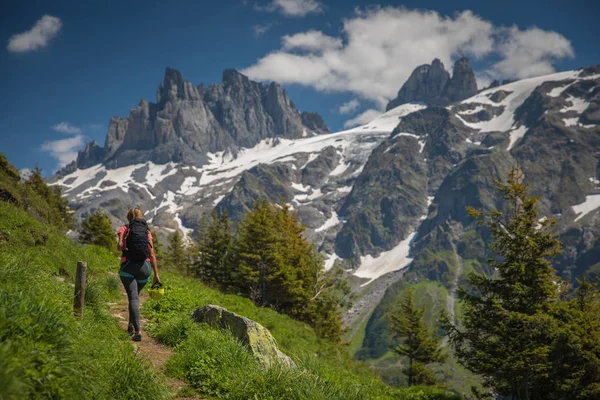 Caminhante / alpinista bonita e feminina num cenário alpino encantador — Fotografia de Stock