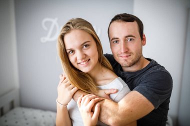 Kardeş ve kardeş bir fotoğraf için poz birlikte