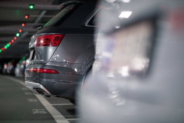 Yeraltı otoparkı veya modern otopark ile lots-in Araçlar, 