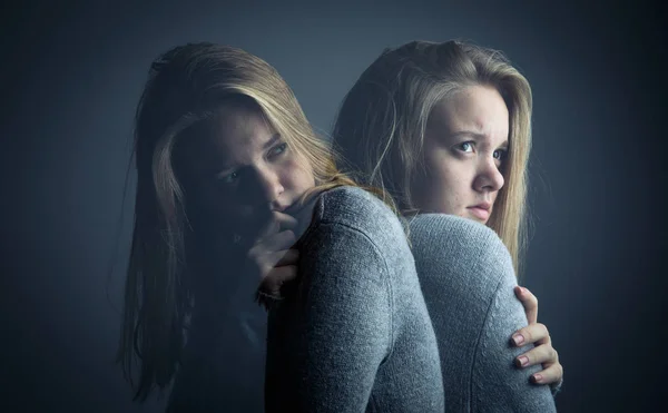 Jonge vrouw met ernstige buikpijn / depressie / anxi — Stockfoto