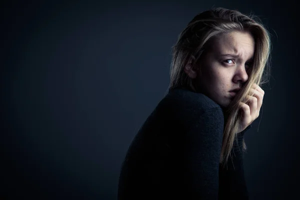 Mladá žena trpí těžkou depresi/úzkost — Stock fotografie