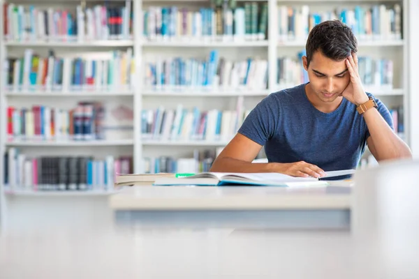 Studenten in einer Bibliothek — Stockfoto