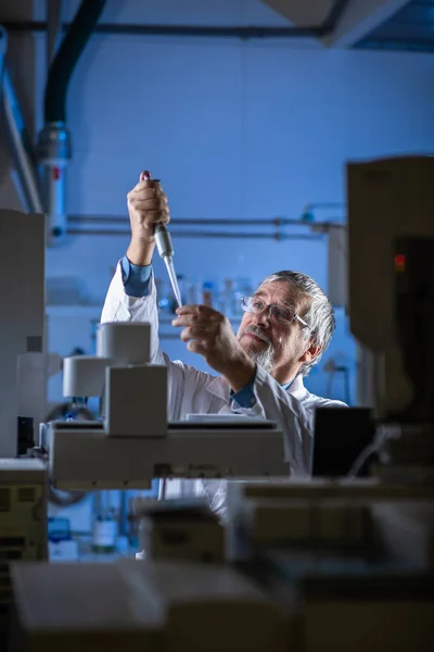 Vysoce postavený vědec v chemické laboratoři provádějící výzkum — Stock fotografie
